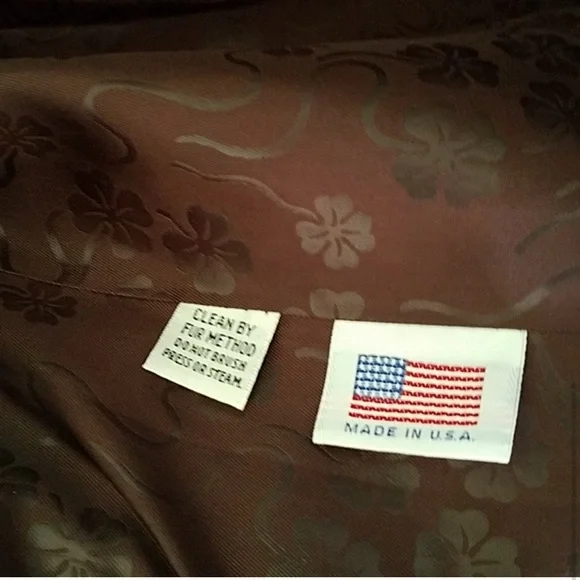 Elegant Black Fur Coat - Picture 4 of 5